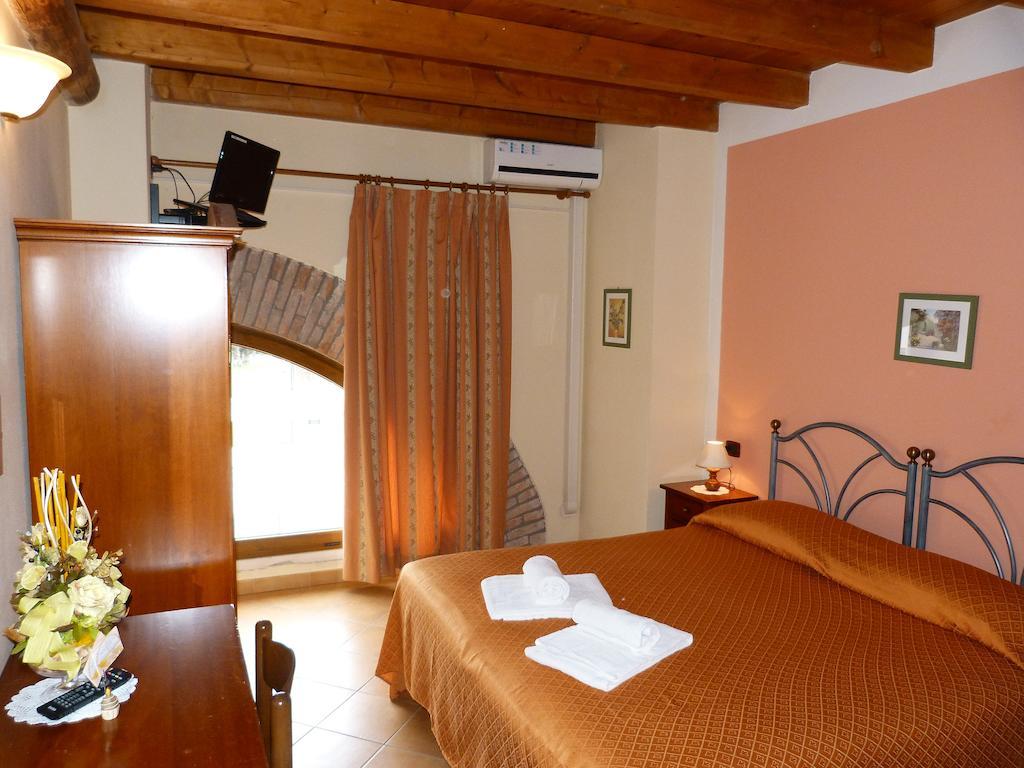 Agriturismo Ai Due Volti Dossobuono Rom bilde